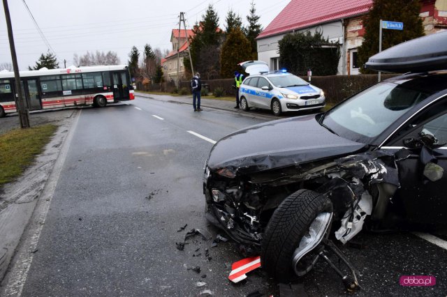 Groźne zderzenie samochodu z autobusem