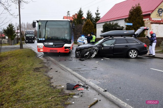 Groźne zderzenie samochodu z autobusem