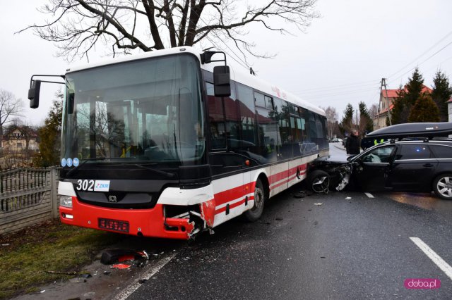 Groźne zderzenie samochodu z autobusem