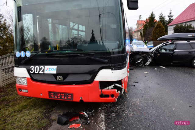 Groźne zderzenie samochodu z autobusem