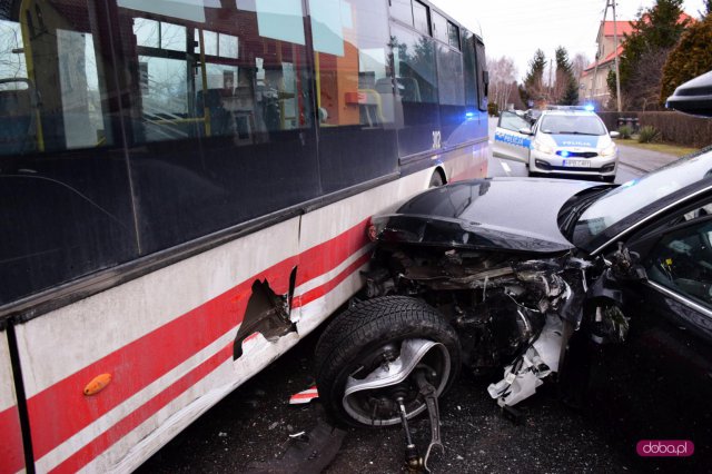 Groźne zderzenie samochodu z autobusem