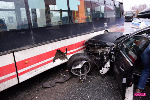 Groźne zderzenie samochodu z autobusem