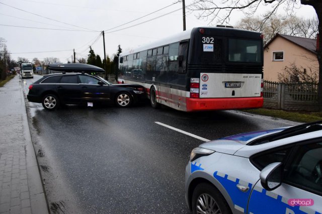 Groźne zderzenie samochodu z autobusem