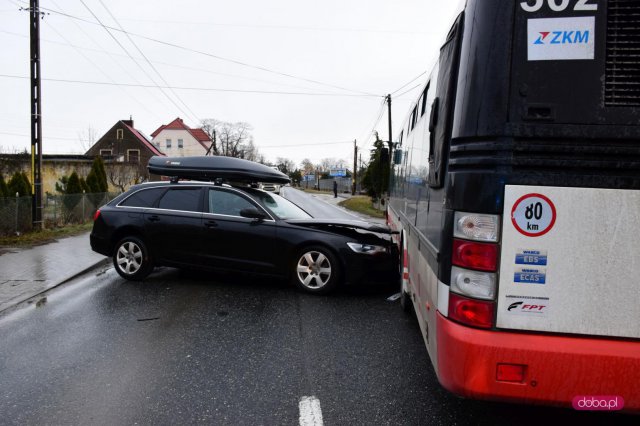 Groźne zderzenie samochodu z autobusem