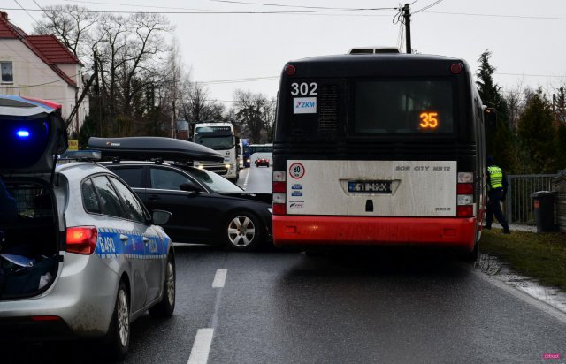 Groźne zderzenie samochodu z autobusem