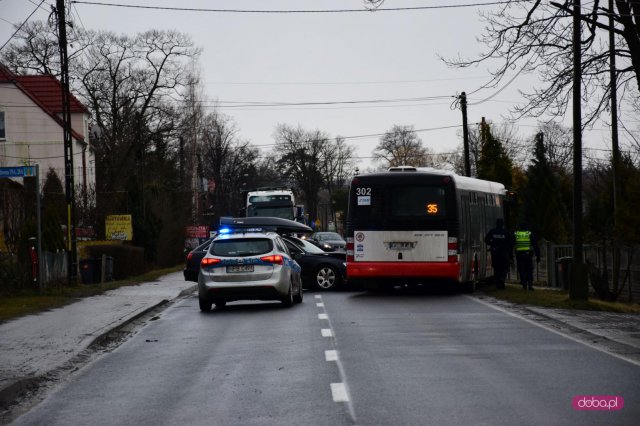 Groźne zderzenie samochodu z autobusem