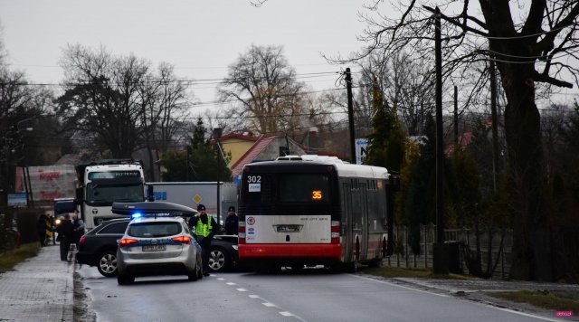 Groźne zderzenie samochodu z autobusem