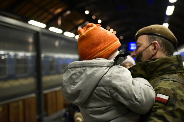 Żołnierze 16 DBOT wspierają uchodźców z Ukrainy