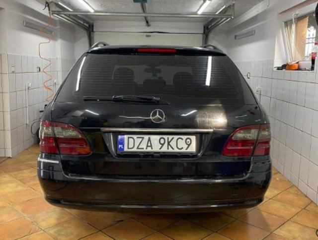 Policja poszukuje skradzionego mercedesa