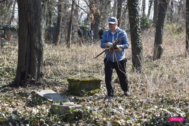 Sprzątanie cmentarza ewangelickiego w Dzierżoniowie