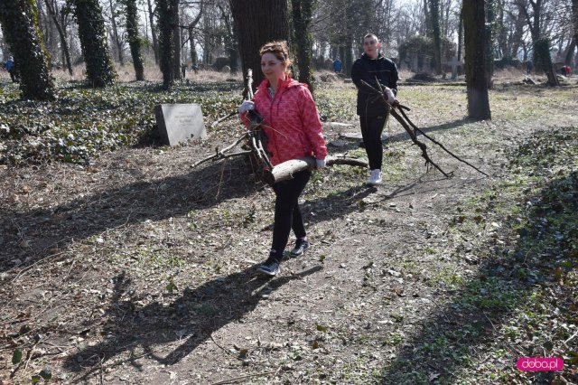 Sprzątanie cmentarza ewangelickiego w Dzierżoniowie