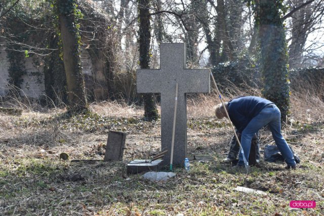 Sprzątanie cmentarza ewangelickiego w Dzierżoniowie