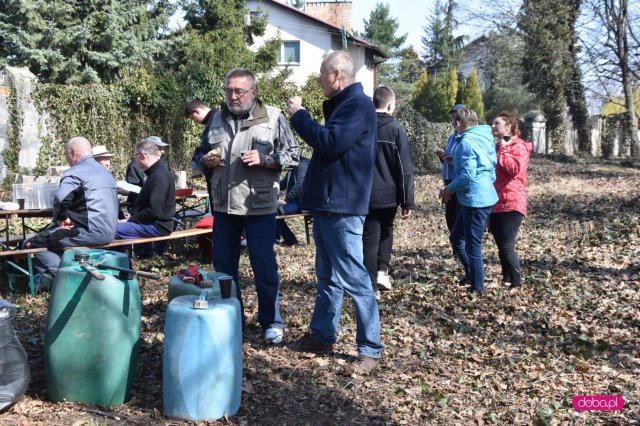 Sprzątanie cmentarza ewangelickiego w Dzierżoniowie