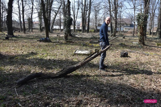 Sprzątanie cmentarza ewangelickiego w Dzierżoniowie