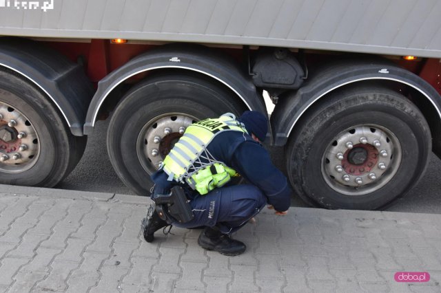Zderzenie ciężarówki z fordem na drodze Bielawa - Dzierżoniów