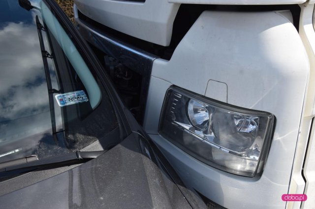 Zderzenie ciężarówki z fordem na drodze Bielawa - Dzierżoniów