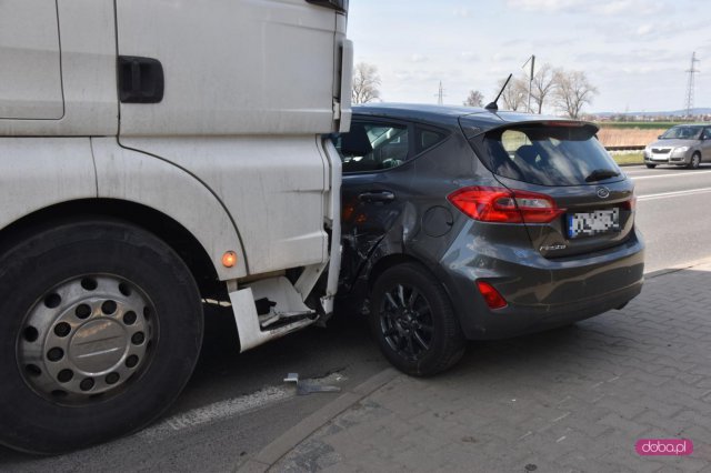 Zderzenie ciężarówki z fordem na drodze Bielawa - Dzierżoniów