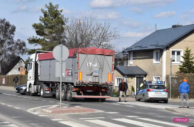Zderzenie ciężarówki z fordem na drodze Bielawa - Dzierżoniów