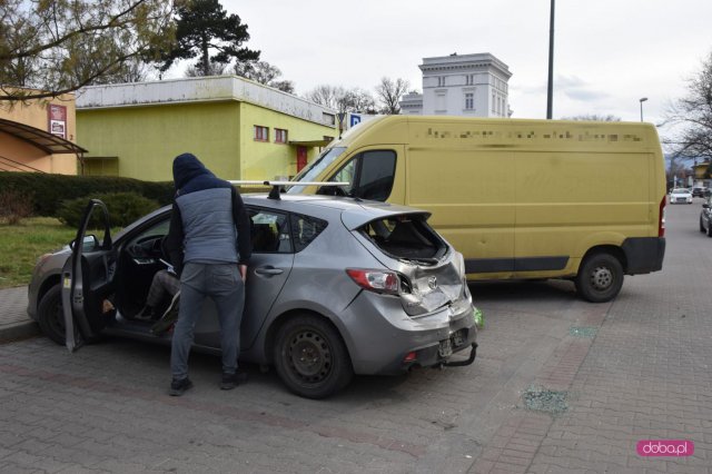 Zderzenie mazdy z peugeotem