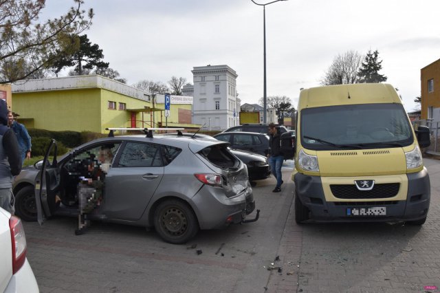 Zderzenie mazdy z peugeotem