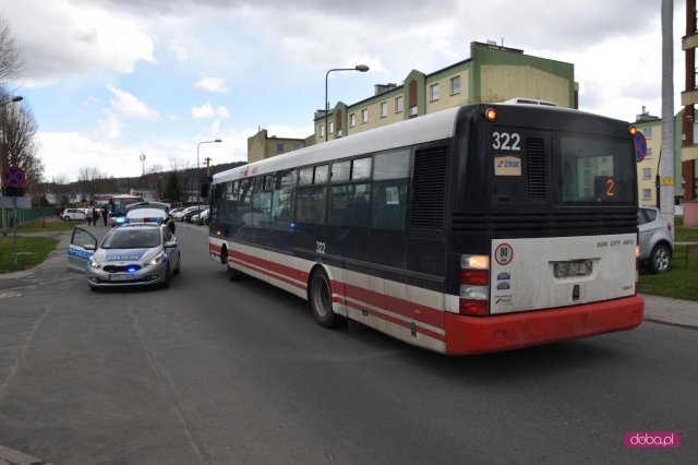 3-latek wybiegł na jezdnię pod autobus