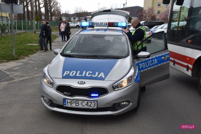 3-latek wybiegł na jezdnię pod autobus