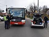 3-latek wybiegł na jezdnię pod autobus
