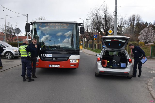 3-latek wybiegł na jezdnię pod autobus
