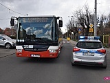 3-latek wybiegł na jezdnię pod autobus