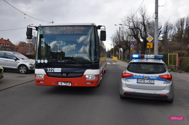 3-latek wybiegł na jezdnię pod autobus