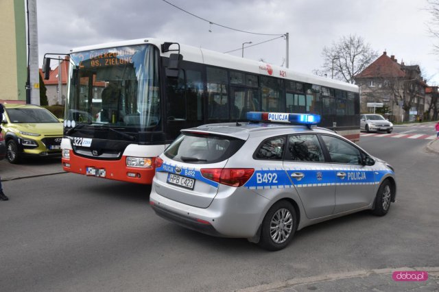 3-latek wybiegł na jezdnię pod autobus