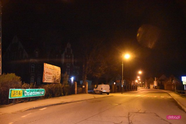 Peugeotem wjechał w ogrodzenie szkoły podstawowej