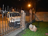 Peugeotem wjechał w ogrodzenie szkoły podstawowej