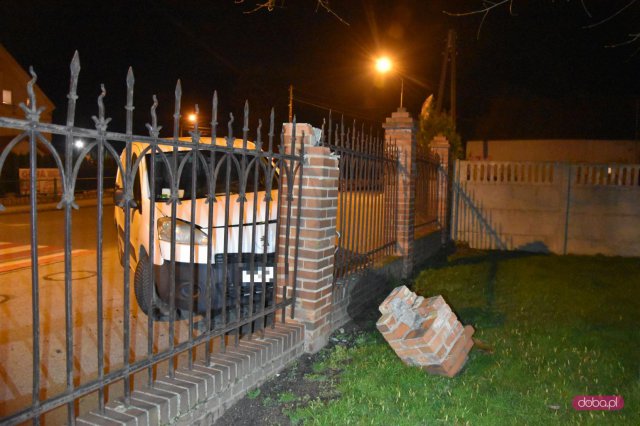 Peugeotem wjechał w ogrodzenie szkoły podstawowej