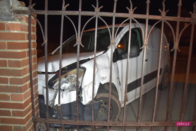 Peugeotem wjechał w ogrodzenie szkoły podstawowej