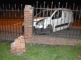 Peugeotem wjechał w ogrodzenie szkoły podstawowej