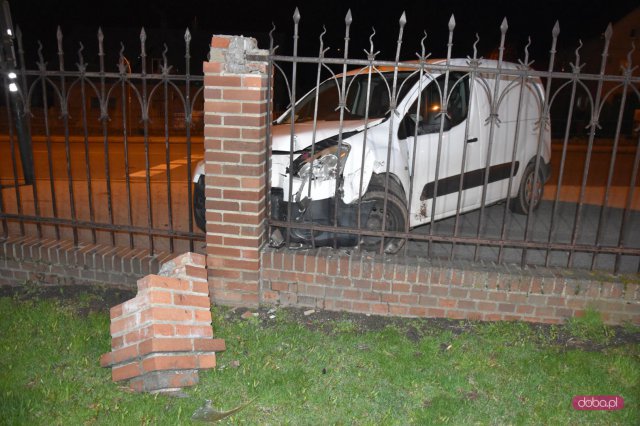Peugeotem wjechał w ogrodzenie szkoły podstawowej
