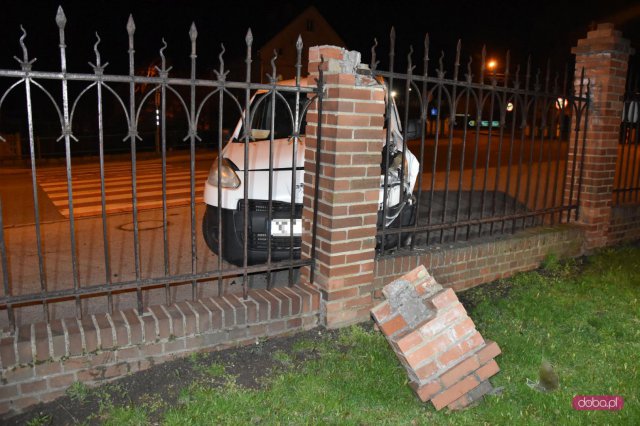 Peugeotem wjechał w ogrodzenie szkoły podstawowej