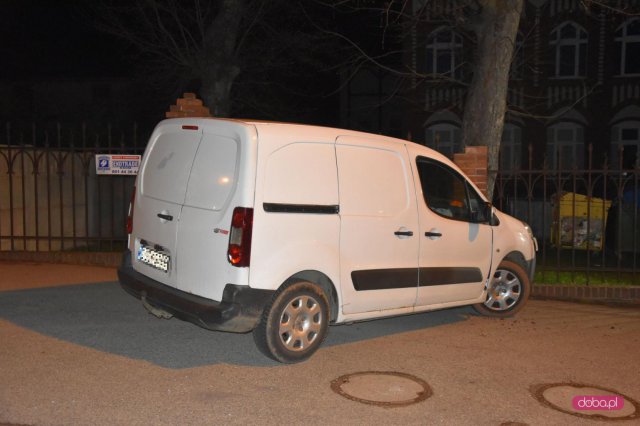 Peugeotem wjechał w ogrodzenie szkoły podstawowej
