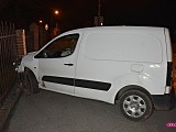 Peugeotem wjechał w ogrodzenie szkoły podstawowej