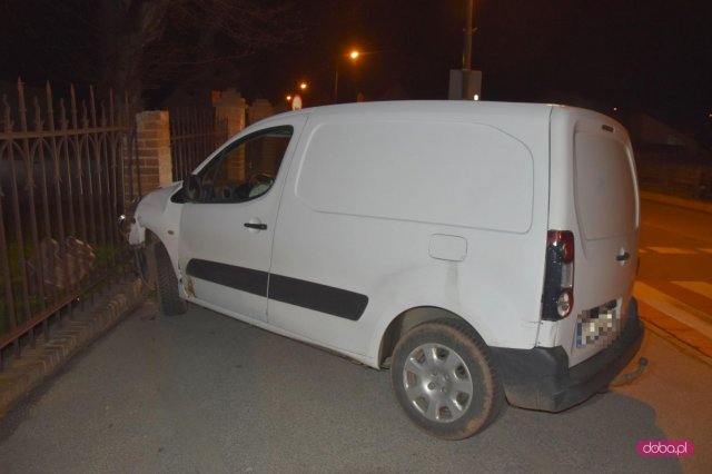 Peugeotem wjechał w ogrodzenie szkoły podstawowej