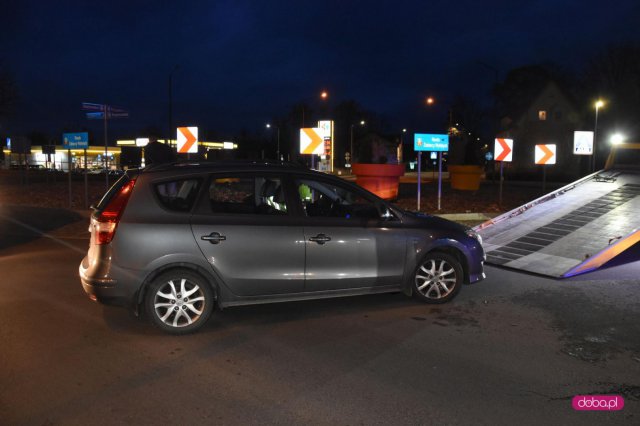 Zderzenie dwóch pojazdów na rondzie w Dzierżoniowie