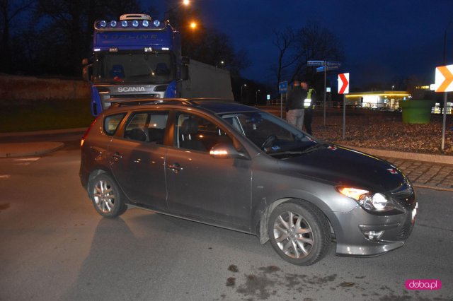 Zderzenie dwóch pojazdów na rondzie w Dzierżoniowie