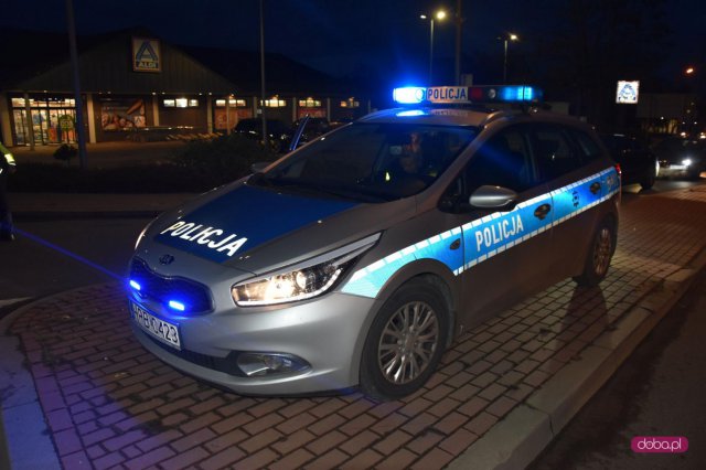 Zderzenie dwóch pojazdów na rondzie w Dzierżoniowie