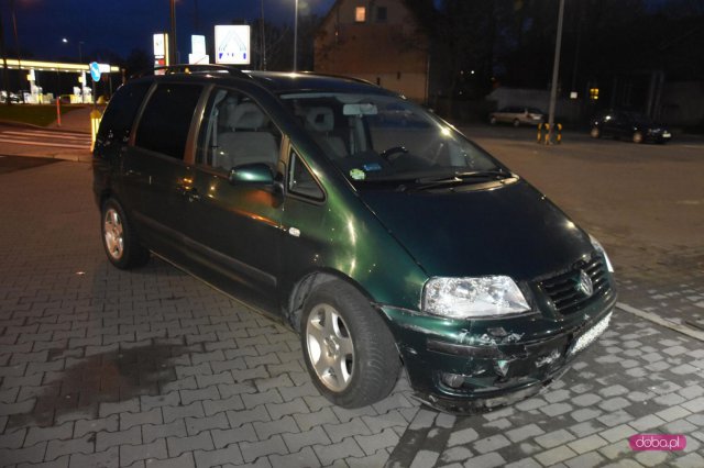 Zderzenie dwóch pojazdów na rondzie w Dzierżoniowie