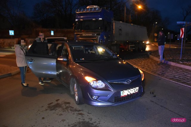 Zderzenie dwóch pojazdów na rondzie w Dzierżoniowie