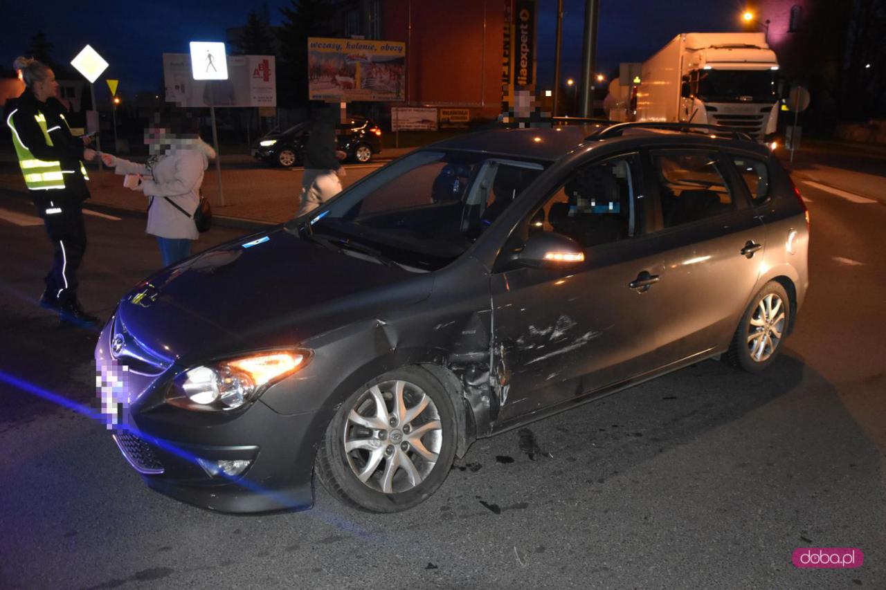 Zderzenie dwóch pojazdów na rondzie w Dzierżoniowie