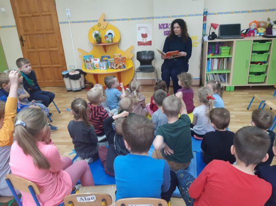 Dzierżoniowscy policjanci czytali przedszkolakom