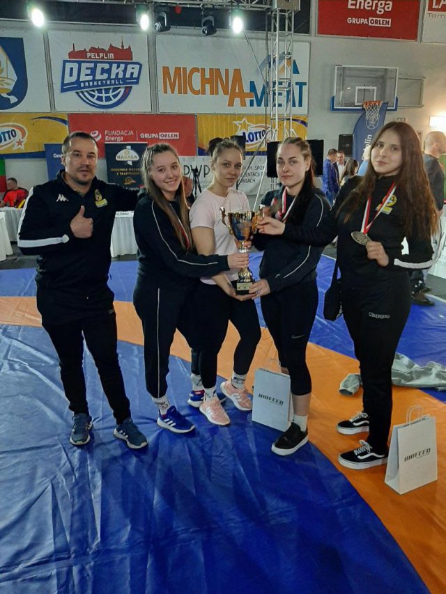 Fenomenalny występ zawodniczek JUNIOR-a Dzierżoniów w Mistrzostwach Polski w zapasach