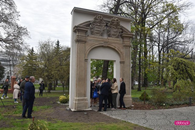Otwarto park lapidarium przy Muzeum Miejskim Dzierżoniowa